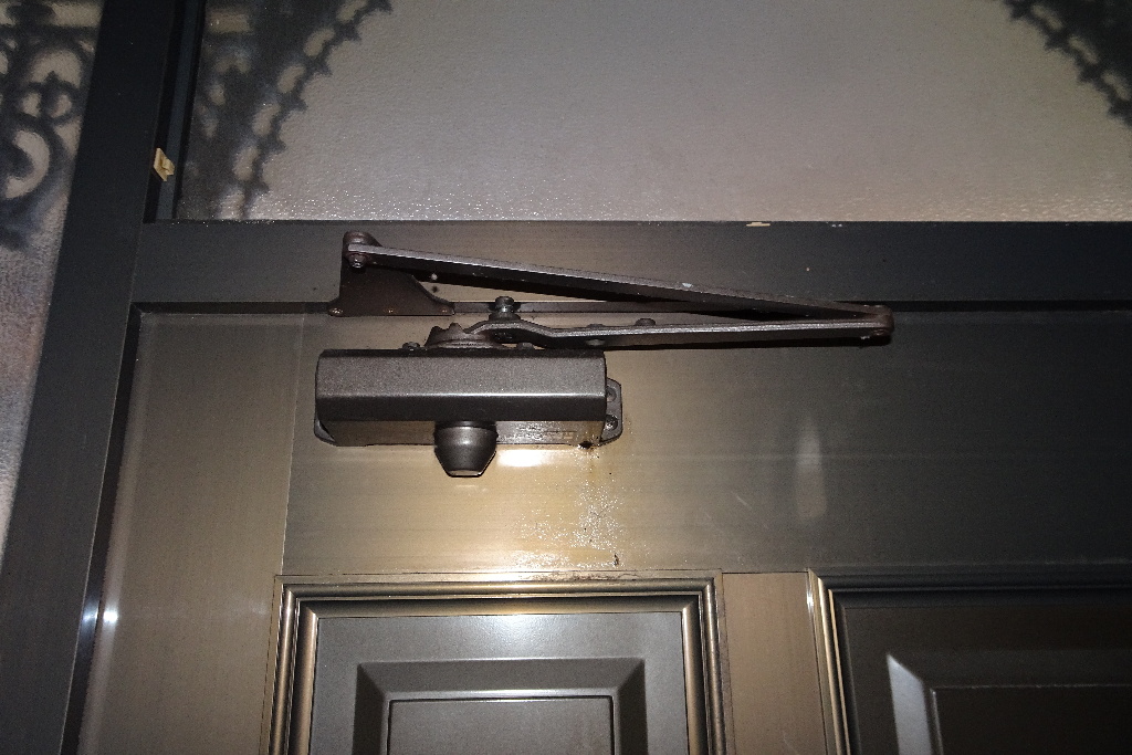 玄関ドアのクローザー交換（NHN-D4X16）: オカリナチャリダー